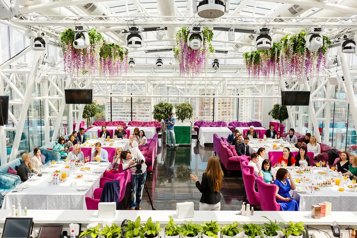 How to Book a Suffolk Restaurant for a Large Group Without Losing the Table
